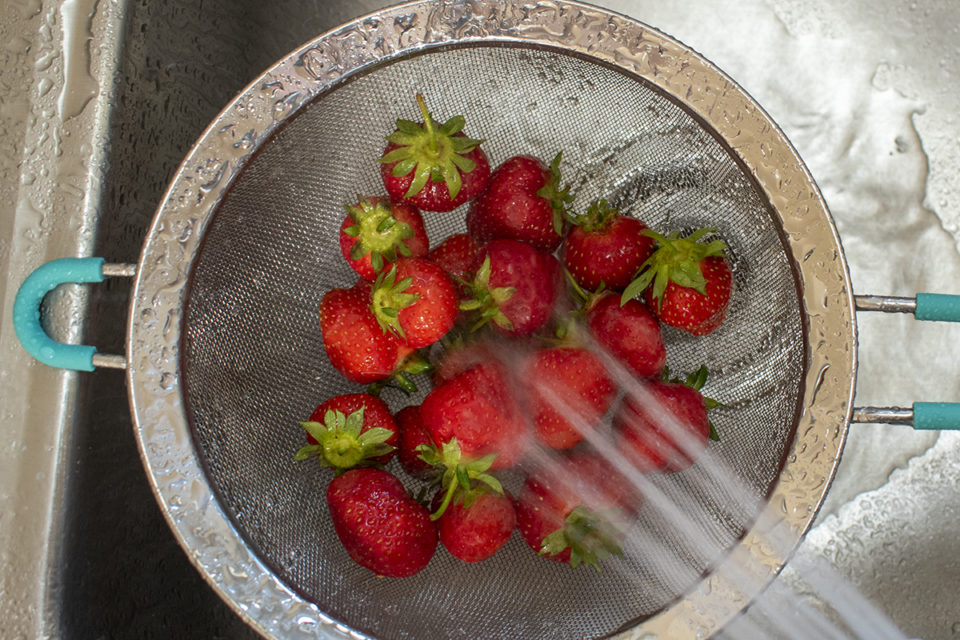 How to Dehydrate Strawberries in Your Oven or Dehydrator for Long-Term ...