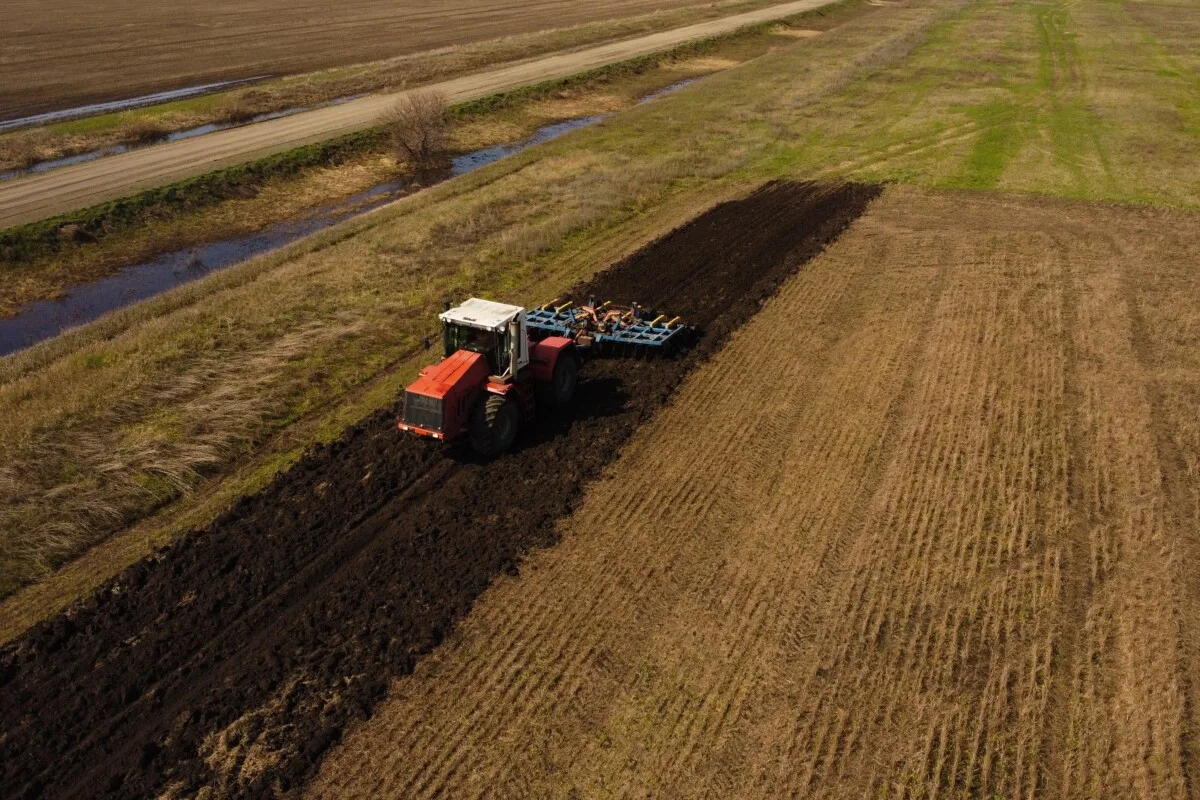 Tractor cultivating a large fied